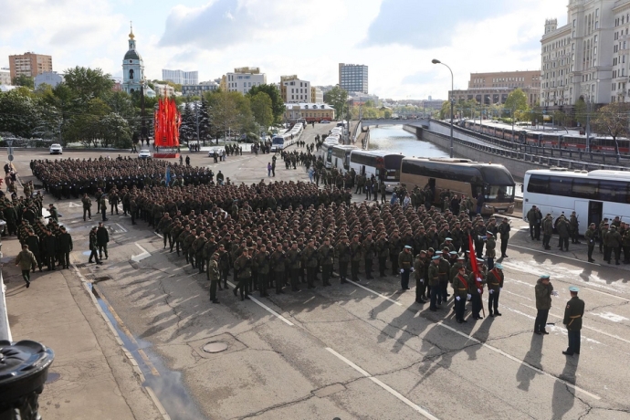 Участники пеших колонн парадного расчета войск перед военным парадом